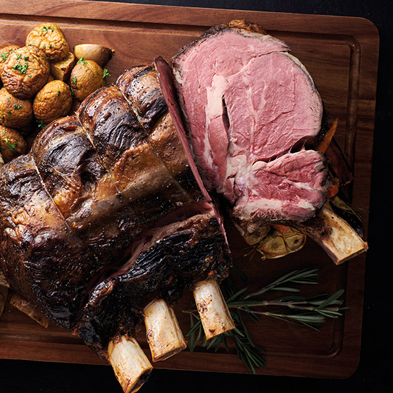 Carne cotta alla perfezione con patate, preparata nel HOBART CHEF'S COMBI.