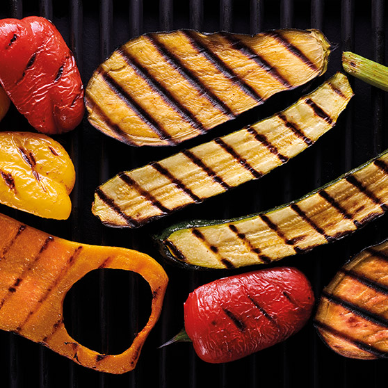 Verdure grigliate come zucchine, peperoni e melanzane con evidenti segni della griglia – cotte uniformemente con il CHEF'S COMBI di HOBART per un gusto ottimale e mantenimento del colore.