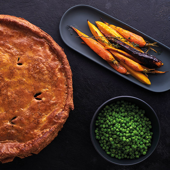 Torta dorata, carote arrosto colorate e piselli verdi – preparati professionalmente con il CHEF'S COMBI di HOBART per una doratura perfetta e una cottura uniforme.