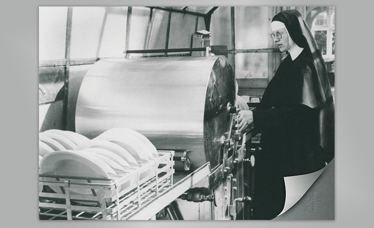 Immagine storica di una cucina professionale con grande lavastoviglie Hobart e cestelli – tecnologia iniziale per pulizia efficiente nelle cucine commerciali.