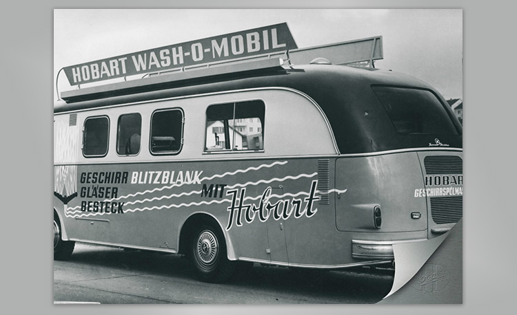 Wash-O-Mobil storico di Hobart – veicolo promozionale per lavastoviglie, pulizia di bicchieri e posate, con grande insegna sul tetto e scritte evidenti.