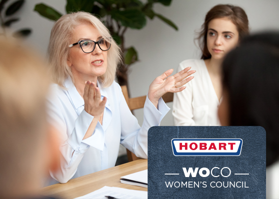 Riunione in ufficio con focus sul HOBART Women’s Council (WOCO), iniziativa per la parità e la valorizzazione delle donne in azienda. Sul tavolo ci sono documenti e penne.