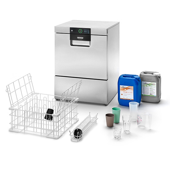 Lavastoviglie sottobanco HOBART in acciaio inox con cestello, bicchieri riutilizzabili e detergenti, sistema efficiente per la ristorazione e pulizia ecologica.