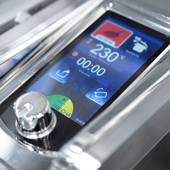 Dettaglio del pannello di controllo digitale di un HOBART Precipan, visualizza temperatura di 230 °C, timer e funzioni di cottura come friggere e bollire, interfaccia touchscreen moderna con manopola in acciaio inox per cucine professionali.