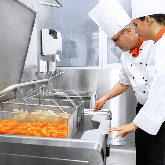 HOBART Precipan in uso in una cucina professionale moderna, apparecchio di cottura multifunzione in acciaio inox con ampia capacità, perfetto per preparare verdure come carote e cavolfiore, garantisce risparmio di tempo ed energia, controllo preciso della temperatura e pulizia facile per la ristorazione.