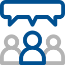 Icona con tre persone e un fumetto sopra di loro, che rappresenta referenze, feedback dei clienti ed esperienze condivise