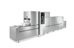 Una lavastoviglie a nastro HOBART FLOW LINE in acciaio inox, mostrata in vista frontale angolata, con una sezione di ingresso per il carico, un modulo di controllo centrale e diverse zone chiuse di lavaggio e asciugatura progettate per processi di lavaggio automatici ad alta capacità.